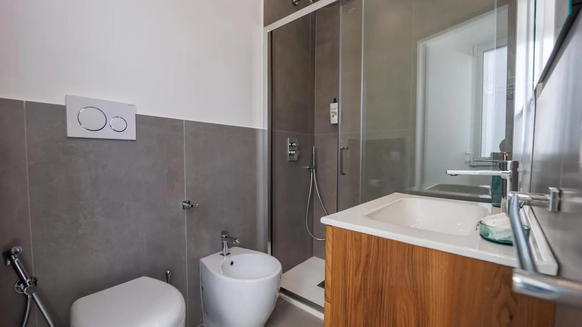 Apartment House In Decumani Yellow By Houseinnaples Italy
