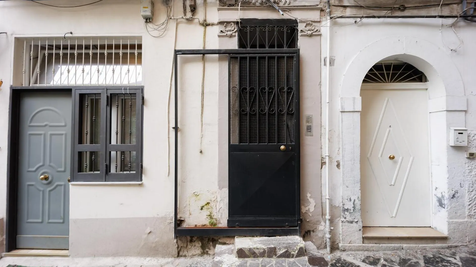 House In Decumani Yellow By Houseinnaples Naples